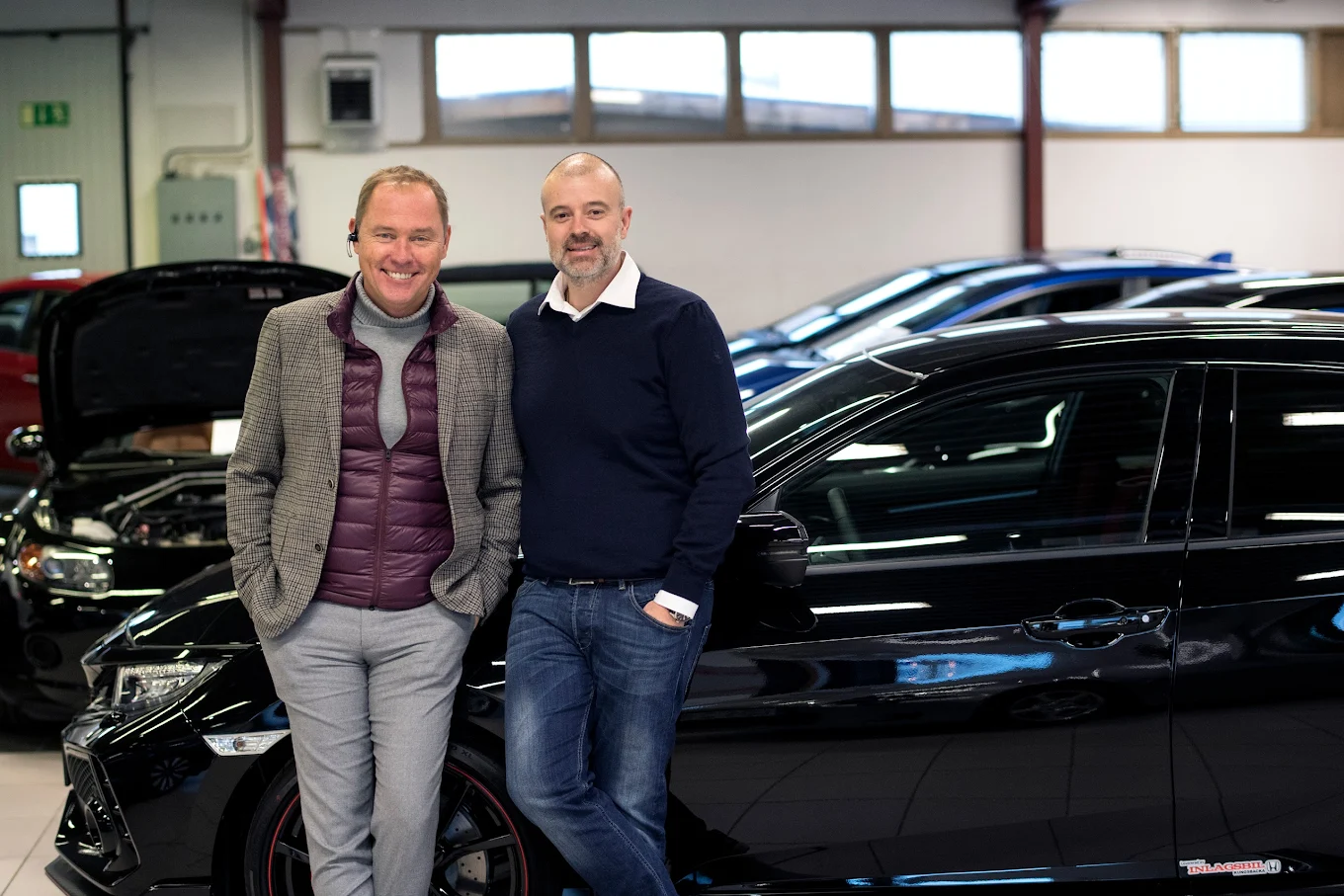 Välkommen in i bilhallen i Kungsbacka – vi hjälper dig jämföra bilar, utrustning och upplägg på plats.