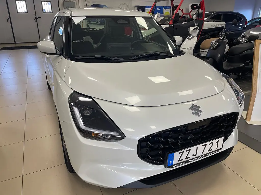Suzuki Swift Base Hybrid Vinterdäck ingår! 3års Garanti och fri service!