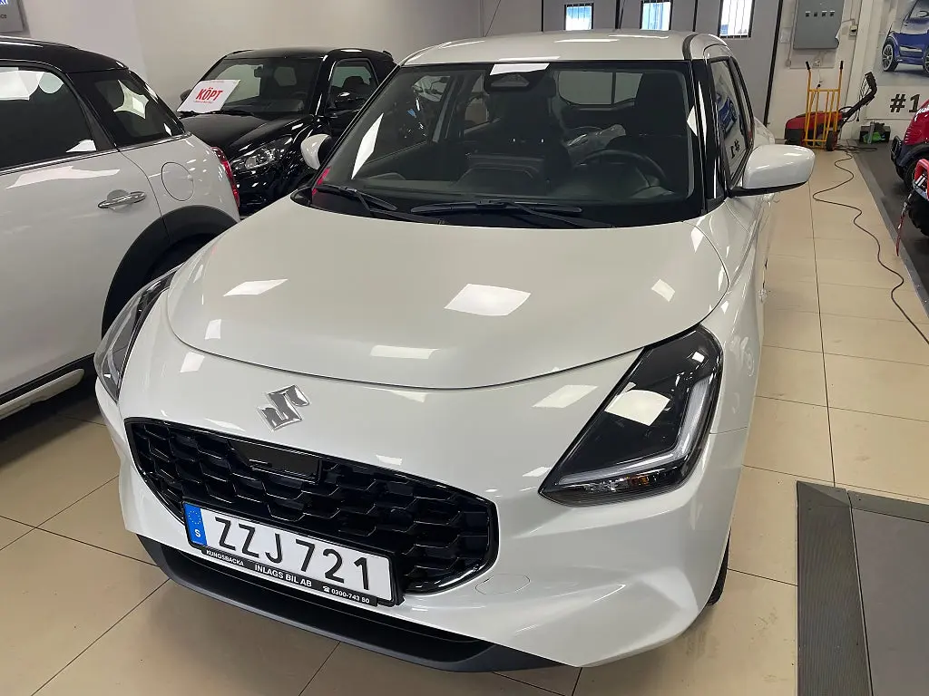 Suzuki Swift Base Hybrid Vinterdäck ingår! 3års Garanti och fri service!