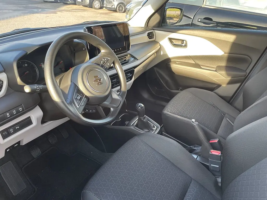 Suzuki Swift Select Hybrid Vinterdäck ingår! 3års fri service!