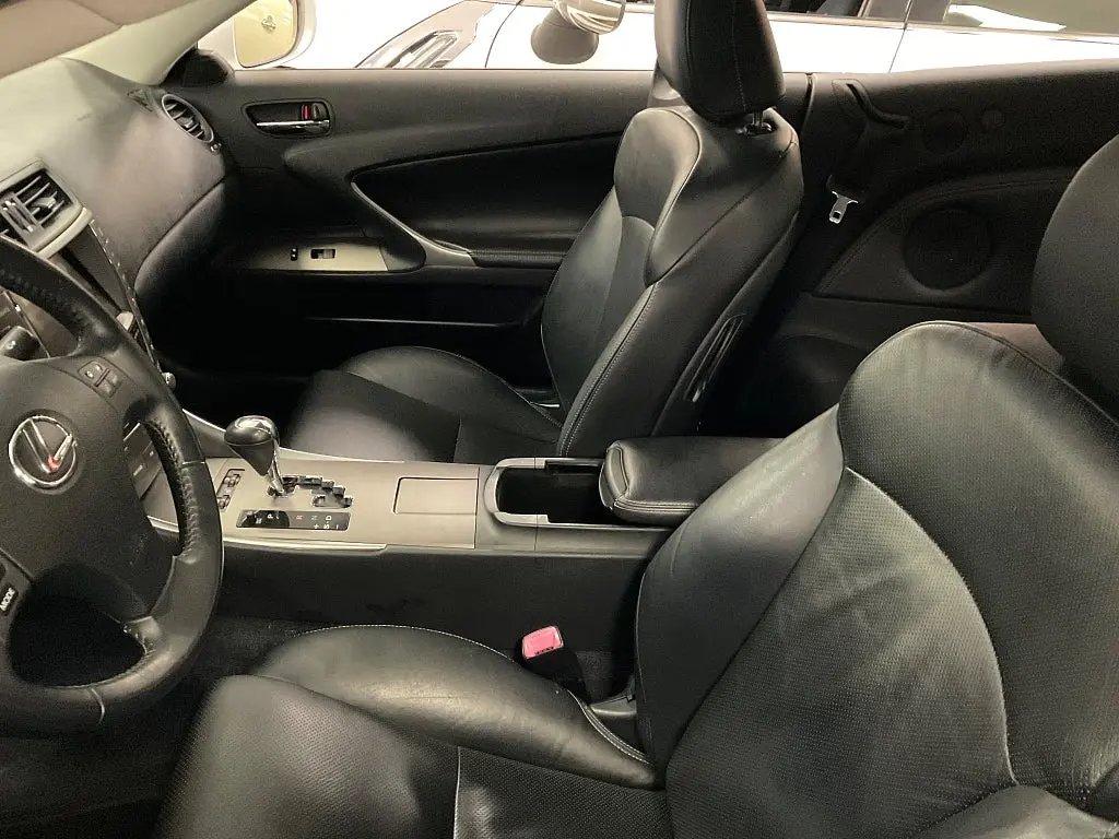 Lexus IS 250 C 2.5 V6 Euro 4