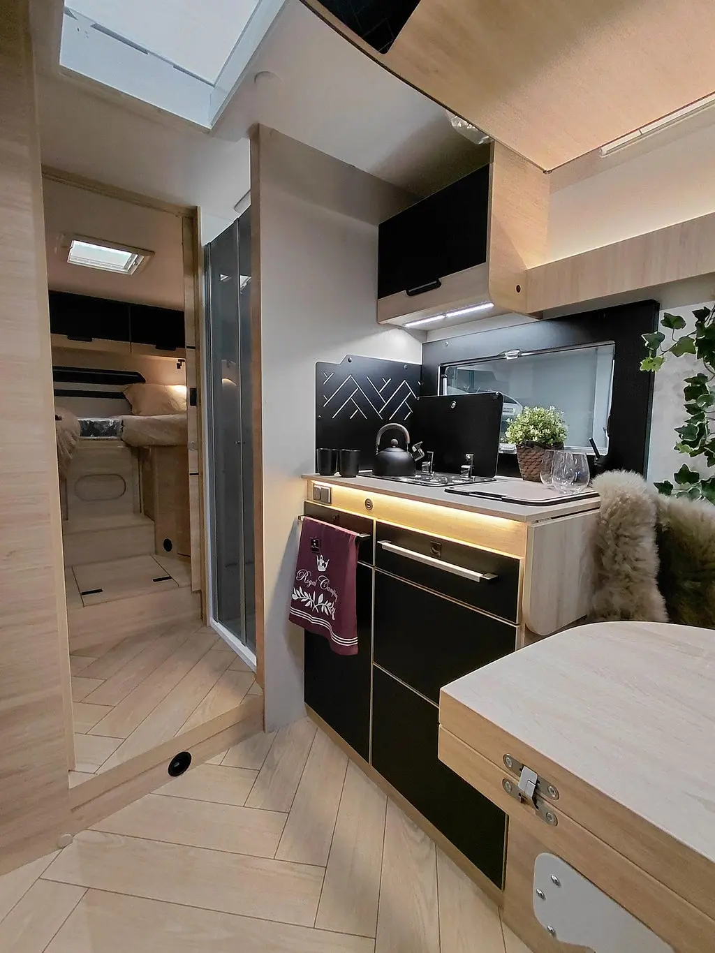CHALLENGER 328  Graphite Edition M26 - Ford Transit 2.0L 165 Automat