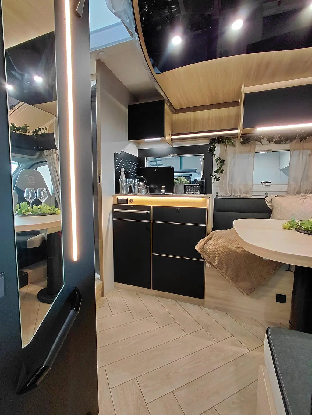 CHALLENGER 318 Queenbed med taksäng automat Graphite Edition M26