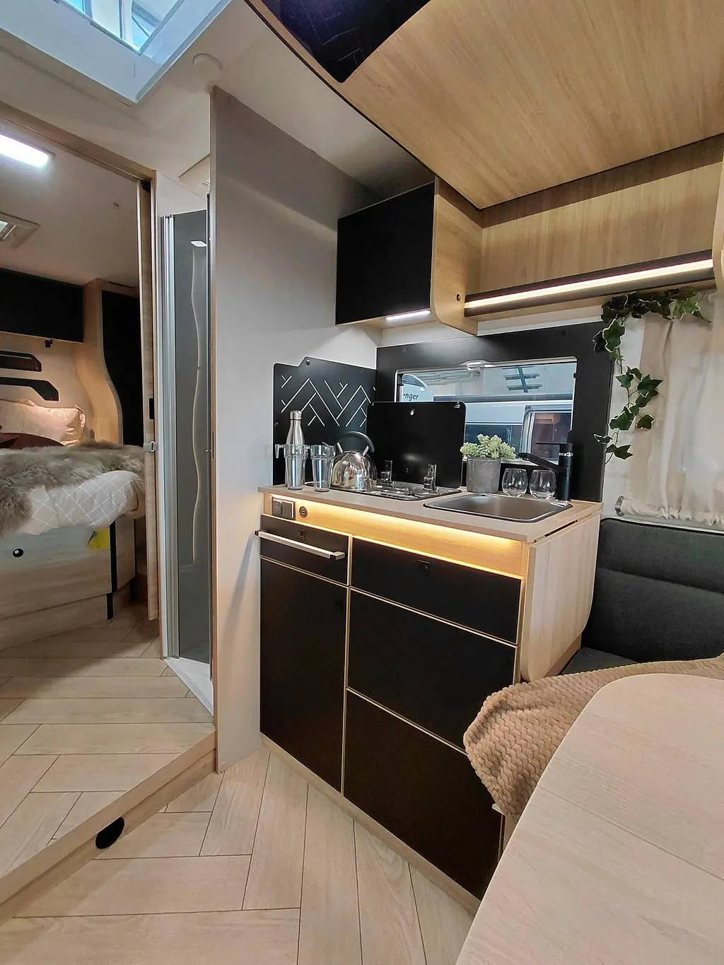CHALLENGER 318 Queenbed med taksäng automat Graphite Edition M26