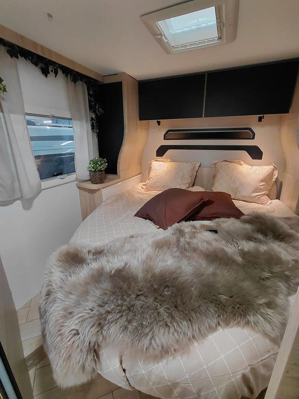 CHALLENGER 318 Queenbed med taksäng automat Graphite Edition M26