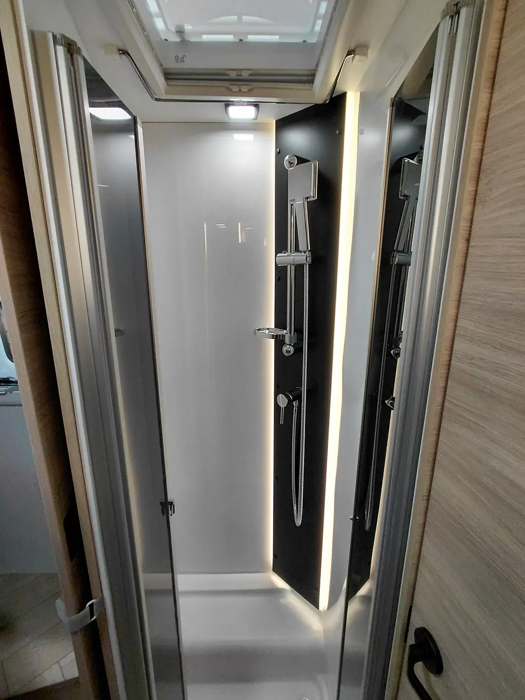 CHALLENGER 318 Queenbed med taksäng automat Graphite Edition M26