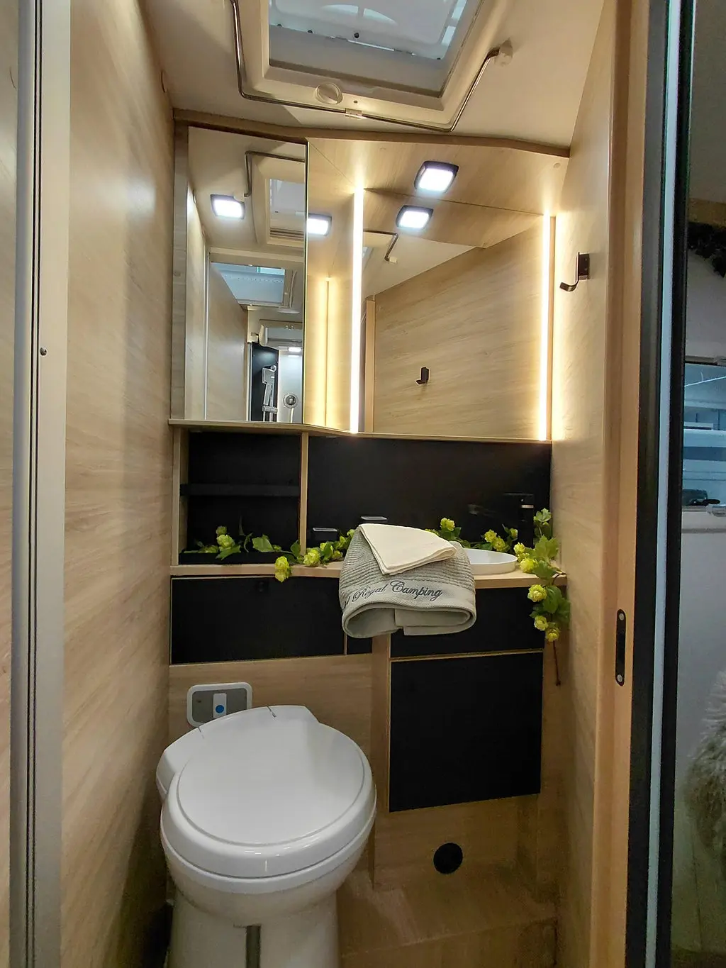CHALLENGER 318 Queenbed med taksäng automat Graphite Edition M26