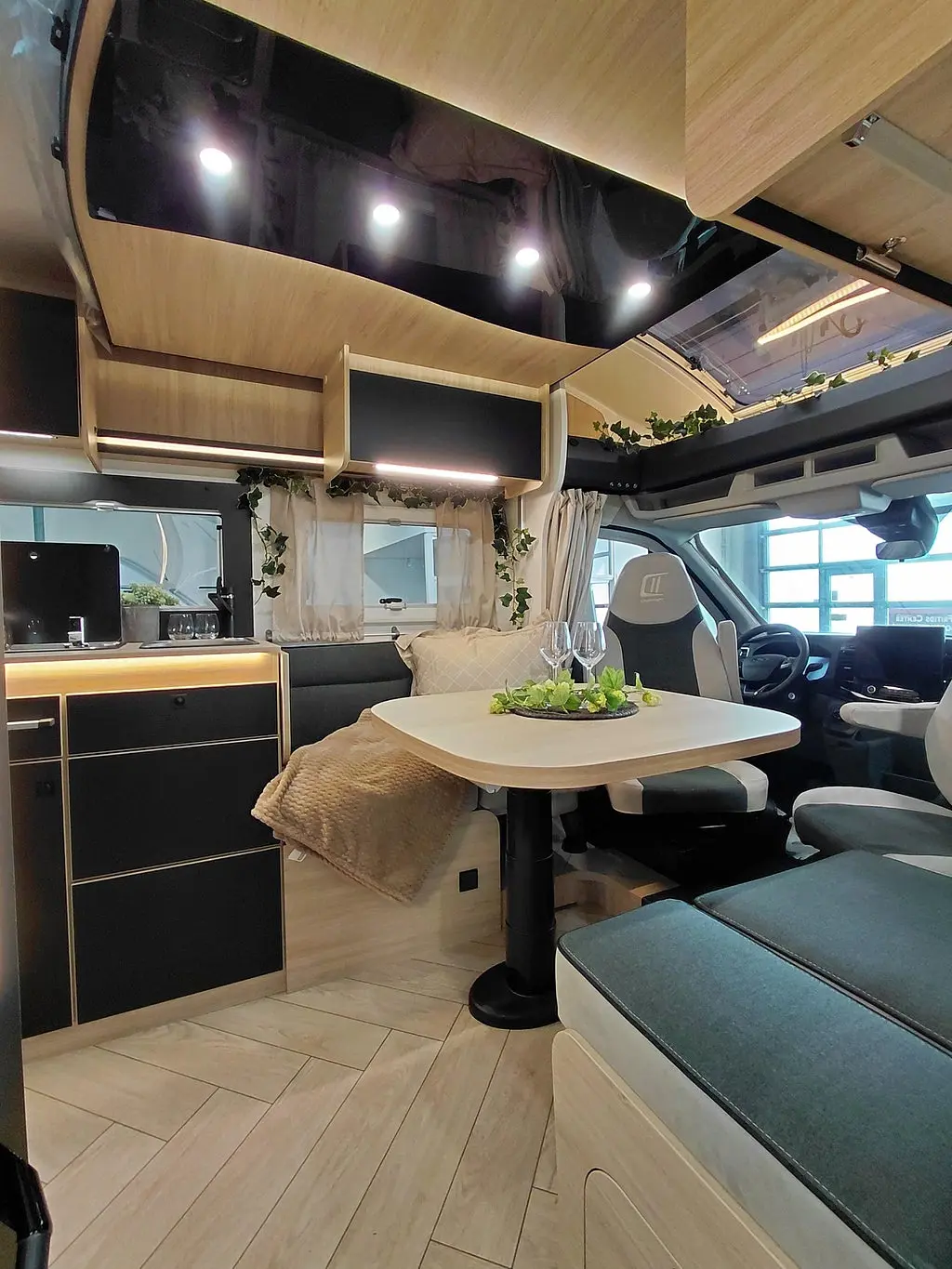 CHALLENGER 318 Queenbed med taksäng automat Graphite Edition M26