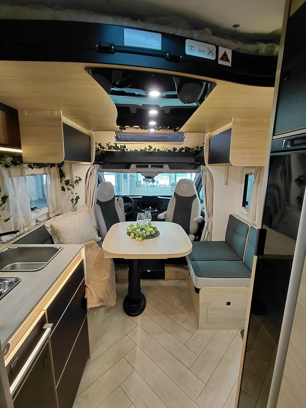 CHALLENGER 318 Queenbed med taksäng automat Graphite Edition M26